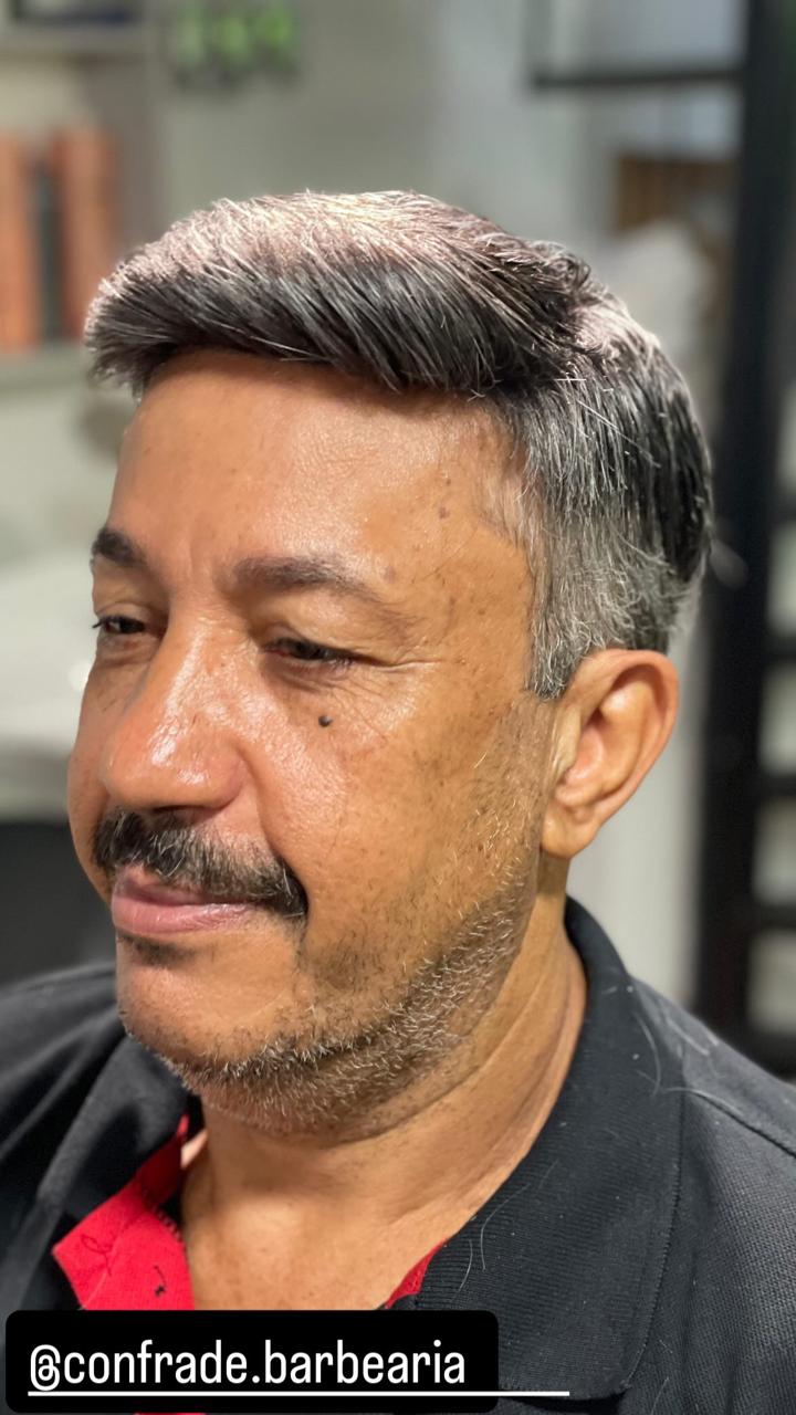 Cliente feliz com prótese capilar